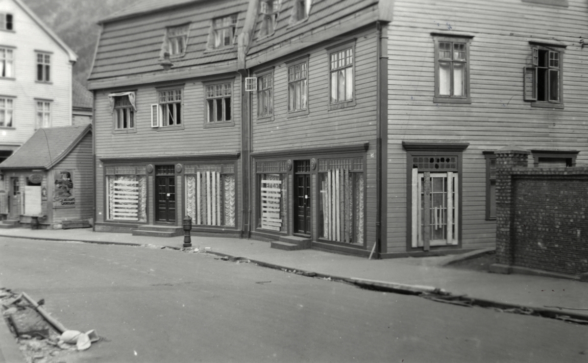 Vinkelgården i Røldalsvegen etter bombinga av Odda sentrum i 1940.