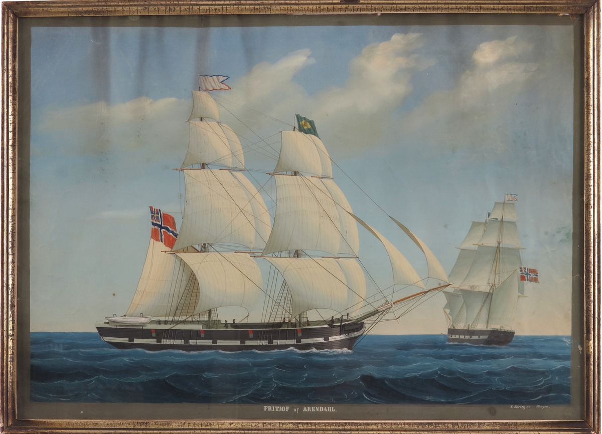 For fulle seil mot høyre. Sort skrog med unionsflagg under gaffelen, blågrønt M. anker i gul rombe. Til høyre ser vi skuten i bakgrunnen aktenfra.  Tekst og signering i nedre marg.