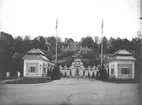 Hazeliusporten, entré till Skansen, dekorerad med girlanger av granris.