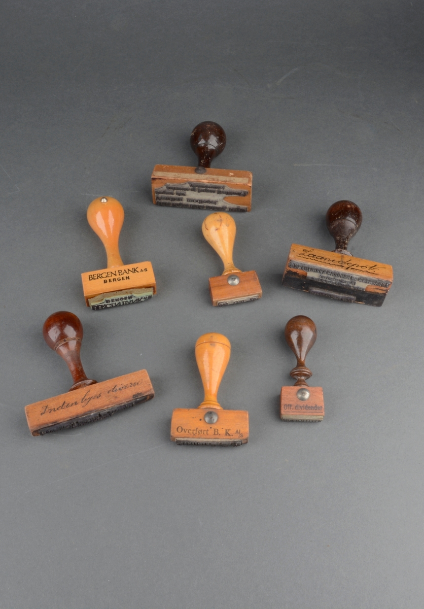 I alt 22 håndstempler. Et numerisk stempel, et stempel der nummer kan stilles inn enkeltvis, tre stempler med motiv og tekst uten håndknott, og 17 andre enkeltstempler med varierende stempeltekst.