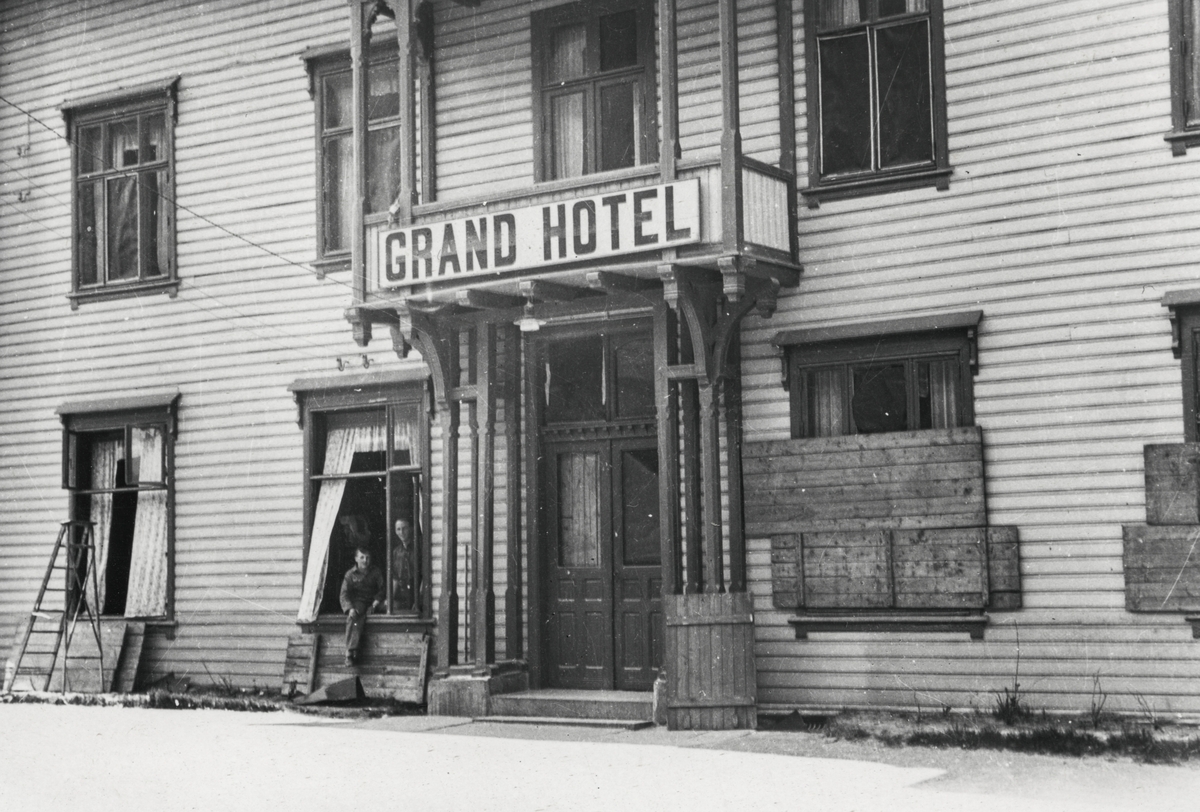 Skadar på Grand Hotel etter bombinga i Odda under 2. verdskrigen.