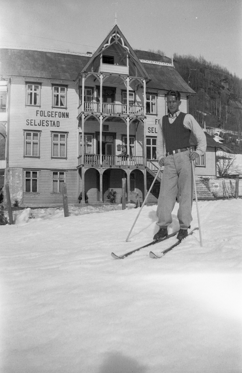 Alf Stegane på ski ved Hotel Folgefonn på Seljestad