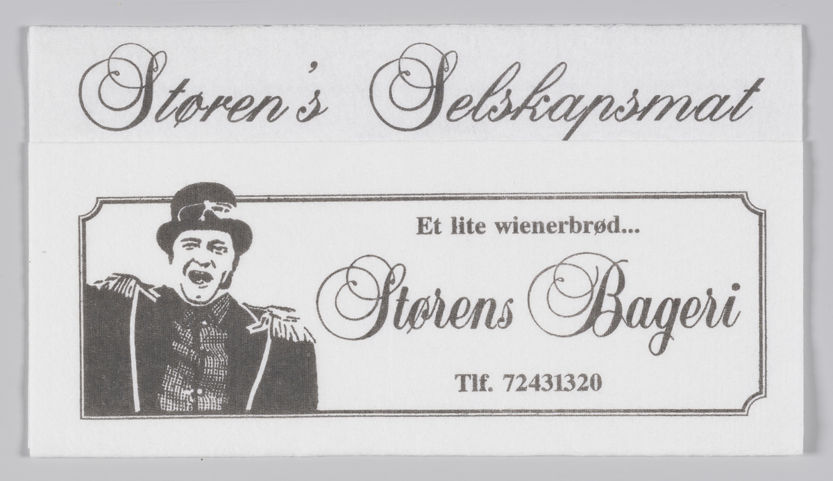 En mann med høy hatt og jakke med epåletter og reklame for Størens Bageri, Selskapsmat og hotell i Trondheim

Samme reklame på MIA.00007-004-0225.