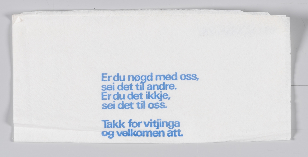 En kobberkaffekjele og en reklametekst for Indremisjonskafeen på Voss. 

Indremisjonskafeen på Voss ble startet i 1919 og stengte i 2008.
