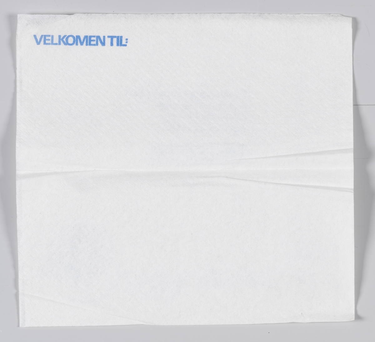 En kobberkaffekjele og en reklametekst for Indremisjonskafeen på Voss. 

Indremisjonskafeen på Voss ble startet i 1919 og stengte i 2008.