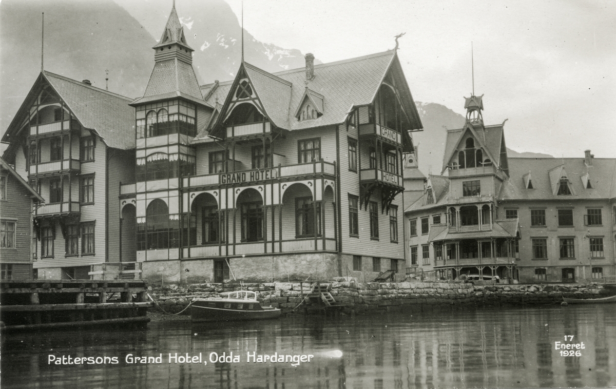 Pattersons Grand Hotel, Odda, med Hotel Hardanger bak til høgre.
