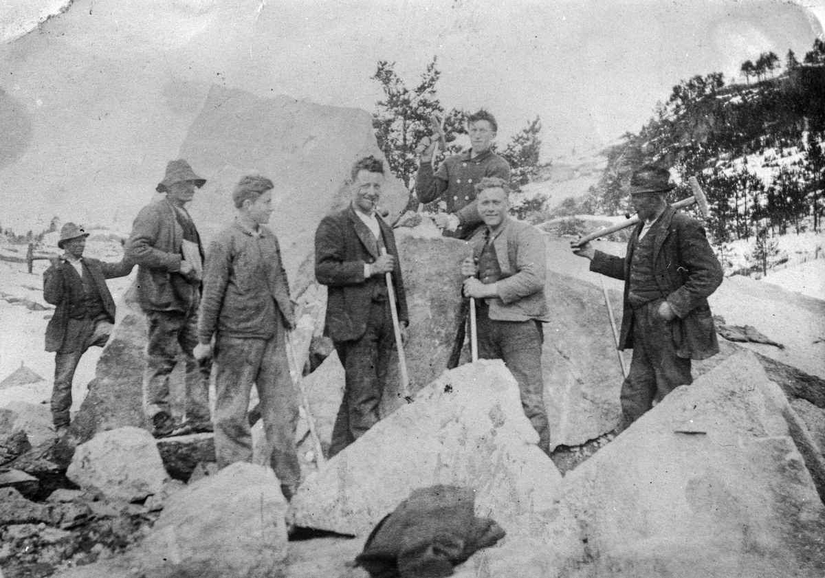 Dugnadslag høgg stein til Skare kyrkje sin grunnmur.