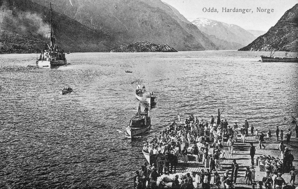 Turistskip og småbåtar i Odda hamn.