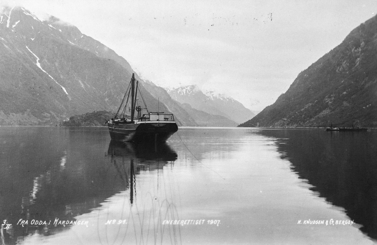 Båt på Sørfjorden i Odda