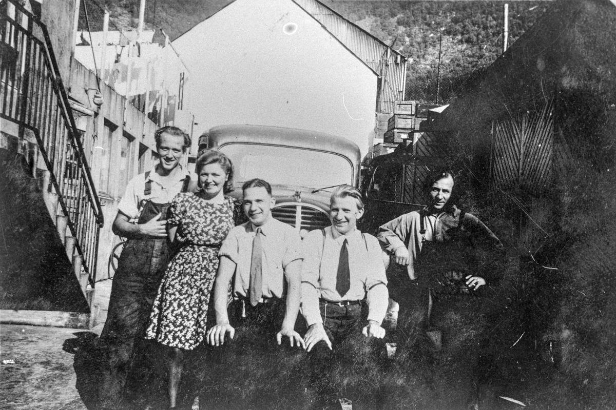 Folk i bakgården ved Hansa ølutsal i Odda.