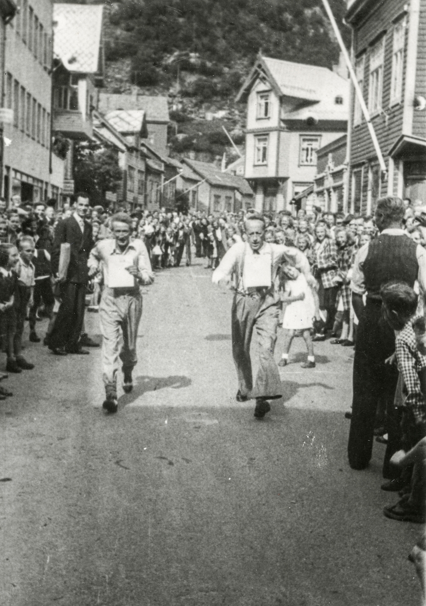 Marsjkonkurranse i Eitrheimsvegen i Odda sentrum