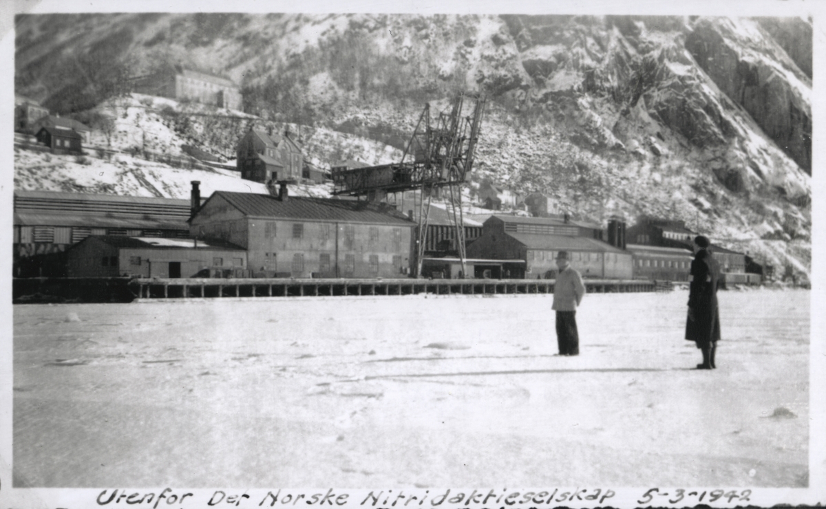 Islagd Sørfjord framfor DNN Aluminiumsfabrikk i Tyssedal.