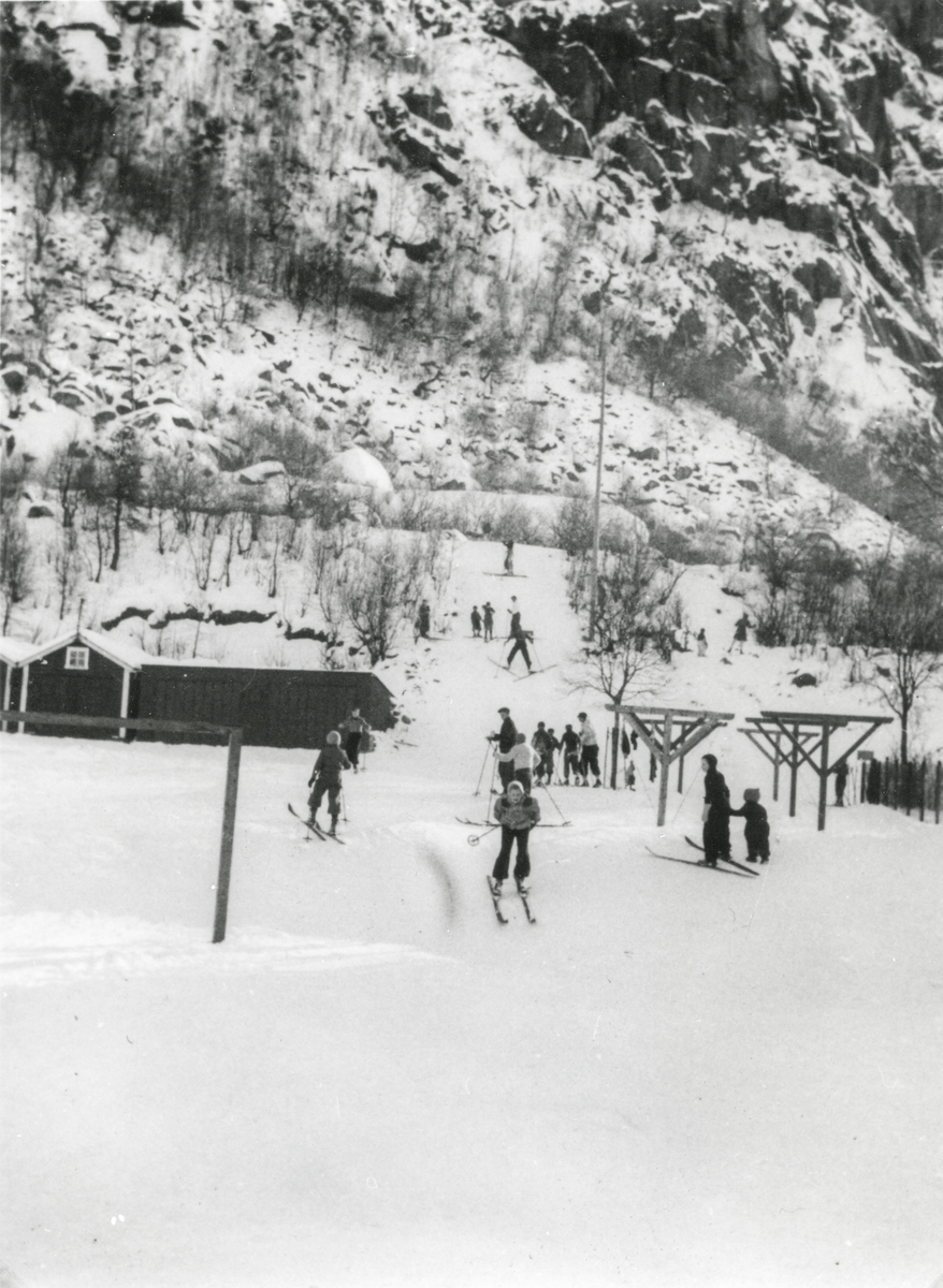 Born i skibakken på Tveitahaugen