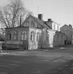 Skänninge gamla komministergård 1964. Byggnaden hade tills den revs adressen Vadstenagatan 8 och låg intill Skenabrons östra brofäste.