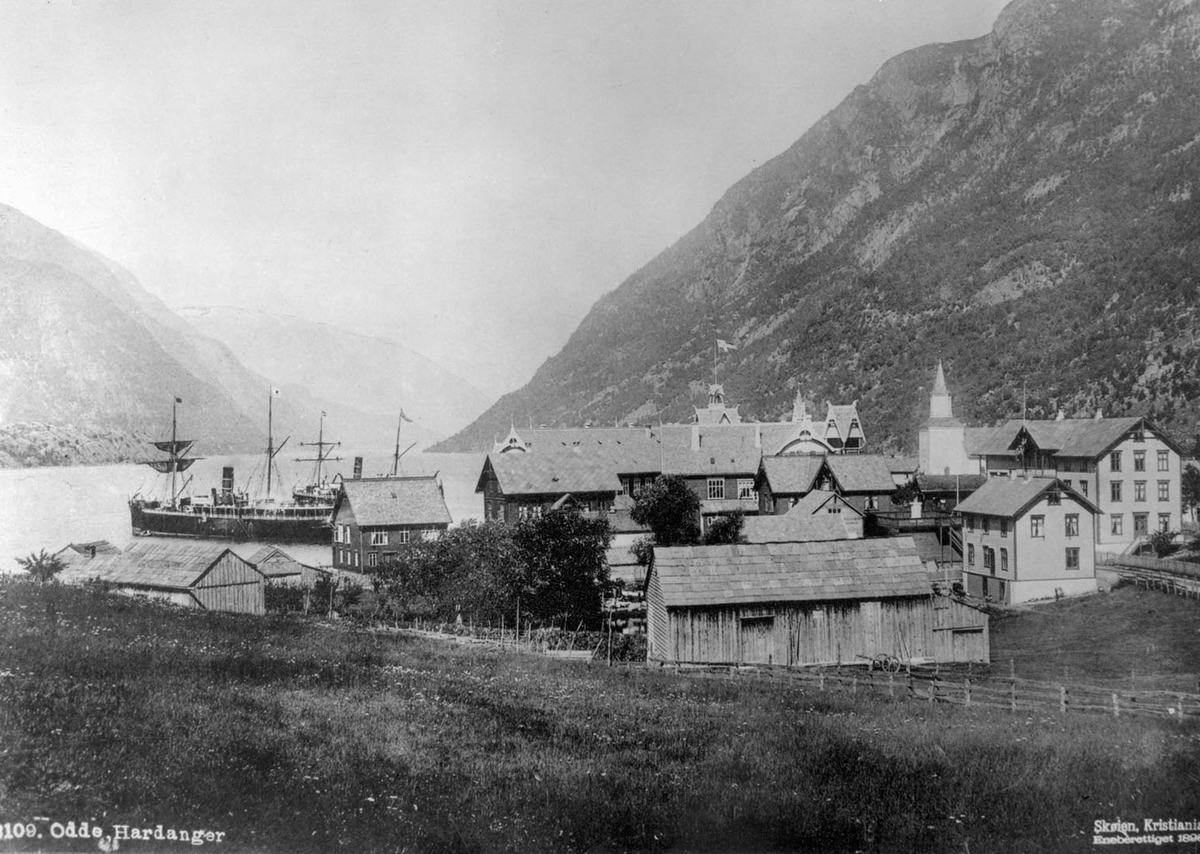 Postkort over Odda sentrum, Boydhuset, Torsteinsenhuset, Grindheimhuset og turistskip.