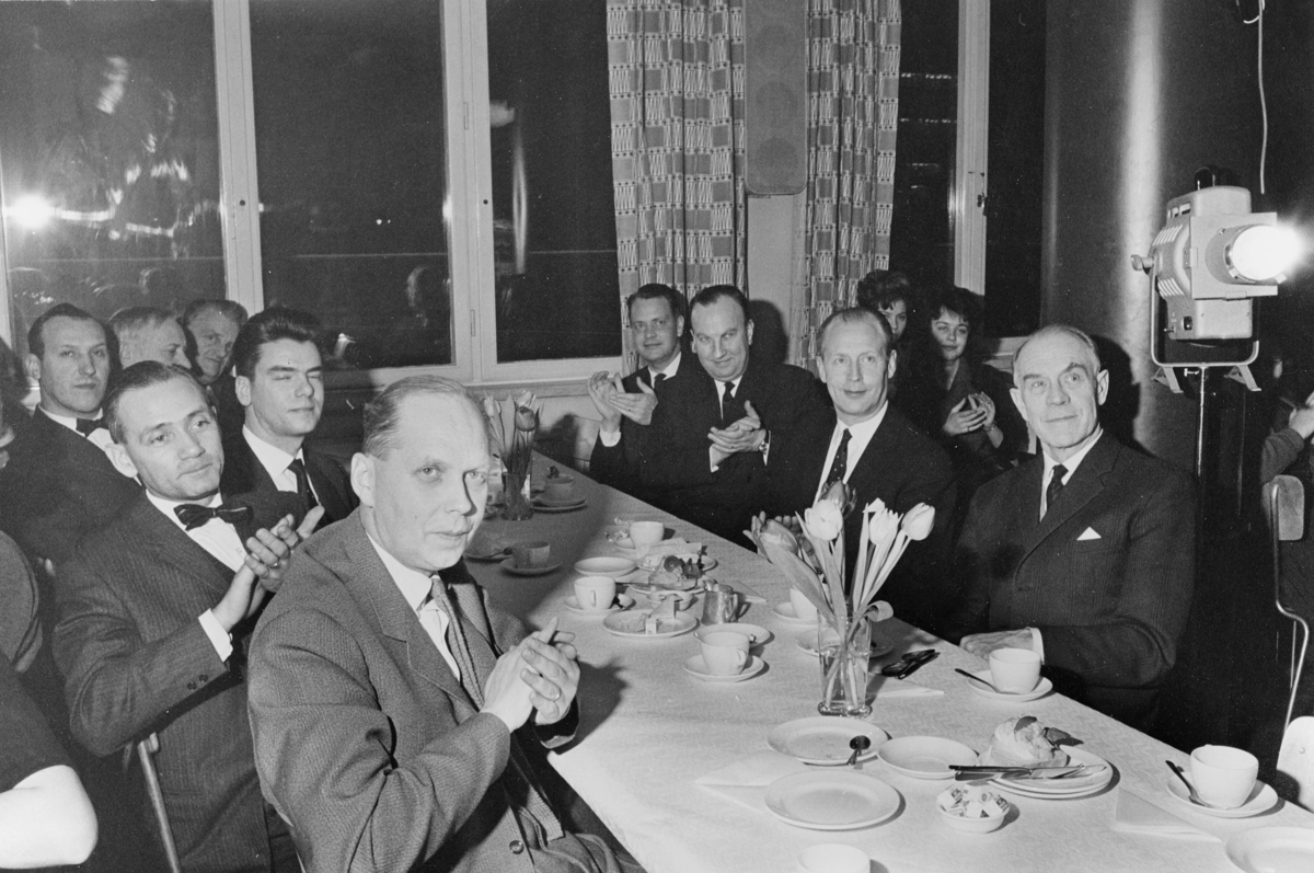 Nils Johansson (1909-1992) började areta som brevbärare vid Postkontoret Danderyd på 1940-talet. Han fotograferade hela tiden medan han cyklade i de olika brevbärardistrikten i arbete, både i Sverige och utomlands. Han var en ofta förekommande medarbetare som fotograferade, men även skrev för Postens tidning PS.  1988-1989 ställdes 50 av hans bilder ut på Postmuseum i Stockholm.