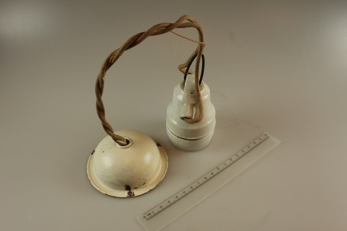 Halvkuleforma opphengsbeslag, rund pæreholder med 2 øyro for leidningane og opphengsbøyle. Dette opphenget var bereikna til fjøs.