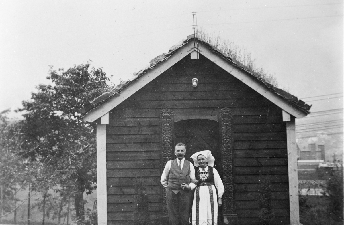 Olav og Ingebjørg Ragde ved stabburet 17. mai