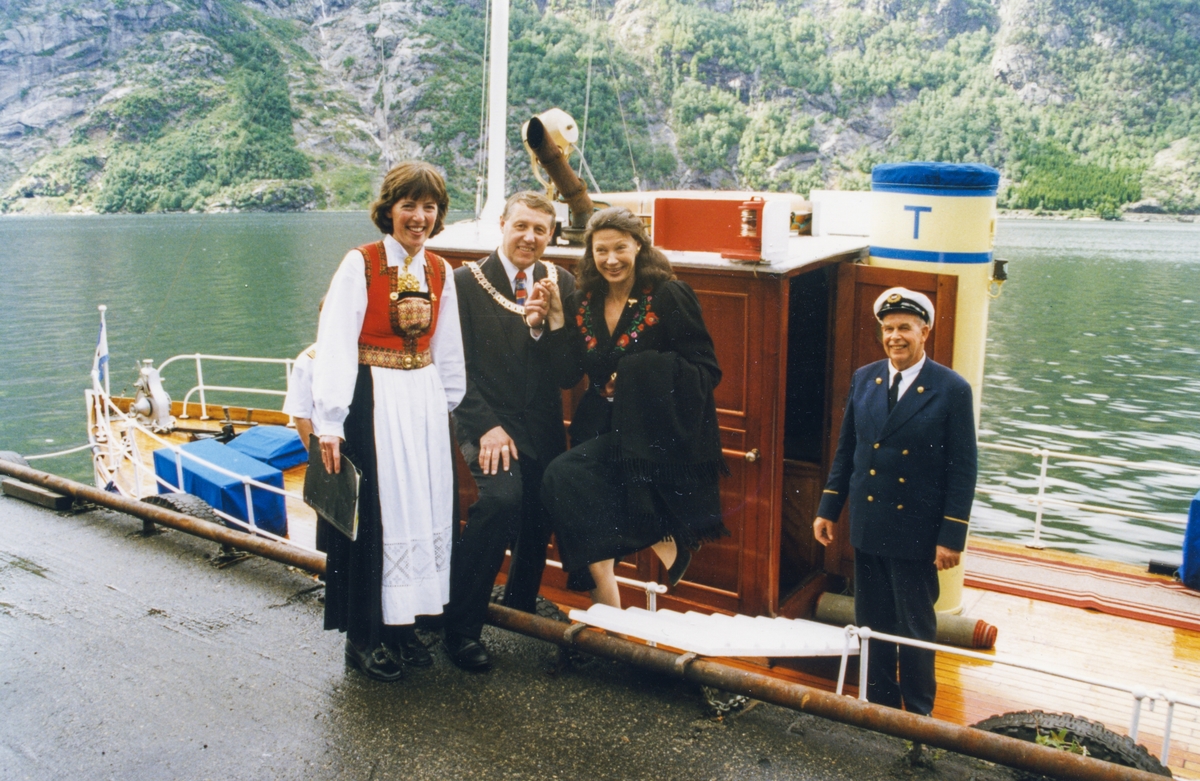 Randi Bårtvedt, Toralv Mikkelsen, Åse Kleveland og Magne Moe med båten "Tysso".