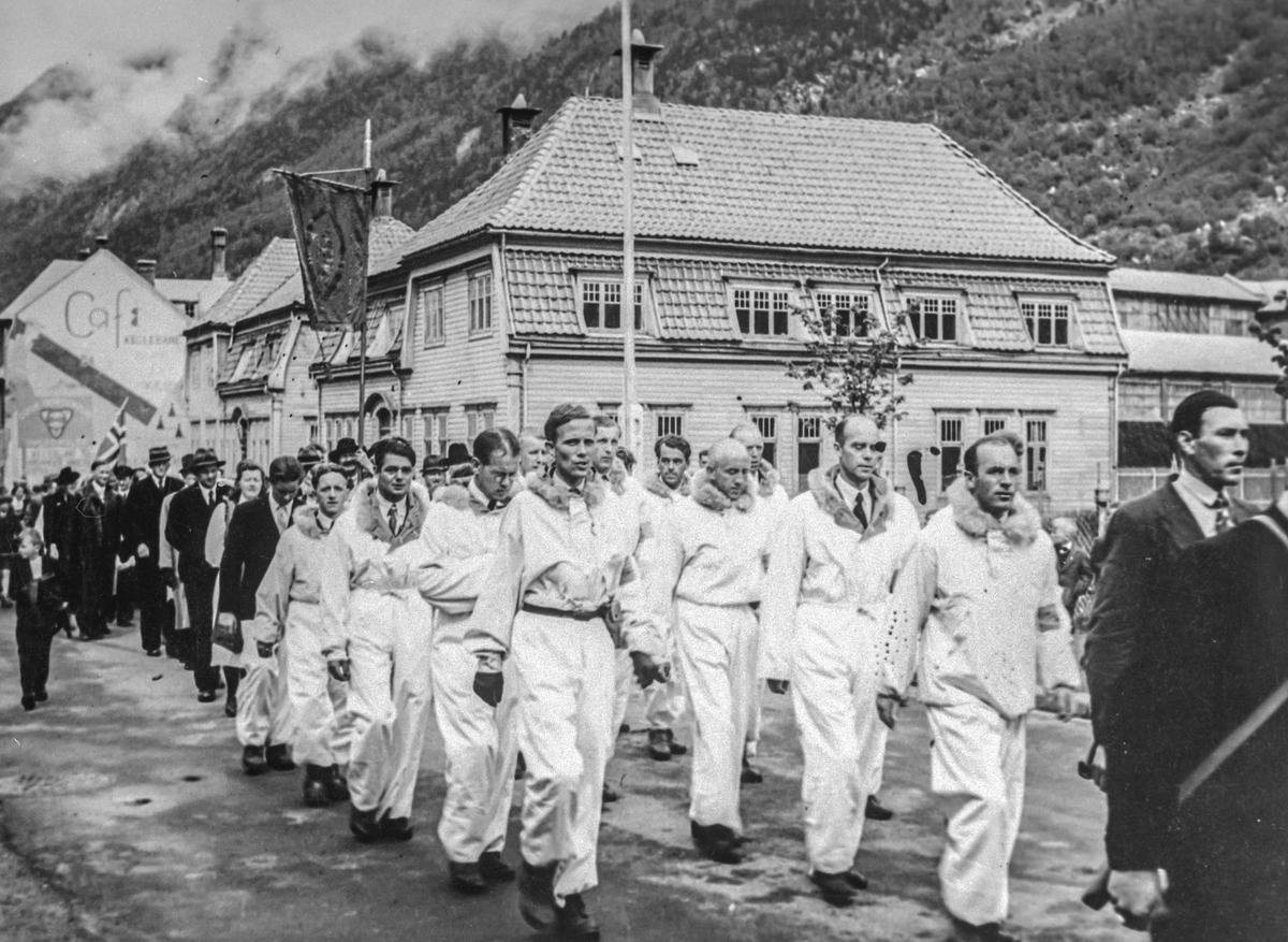 Heimefronten marsjerer opp Røldalsvegen 17. mai 1945