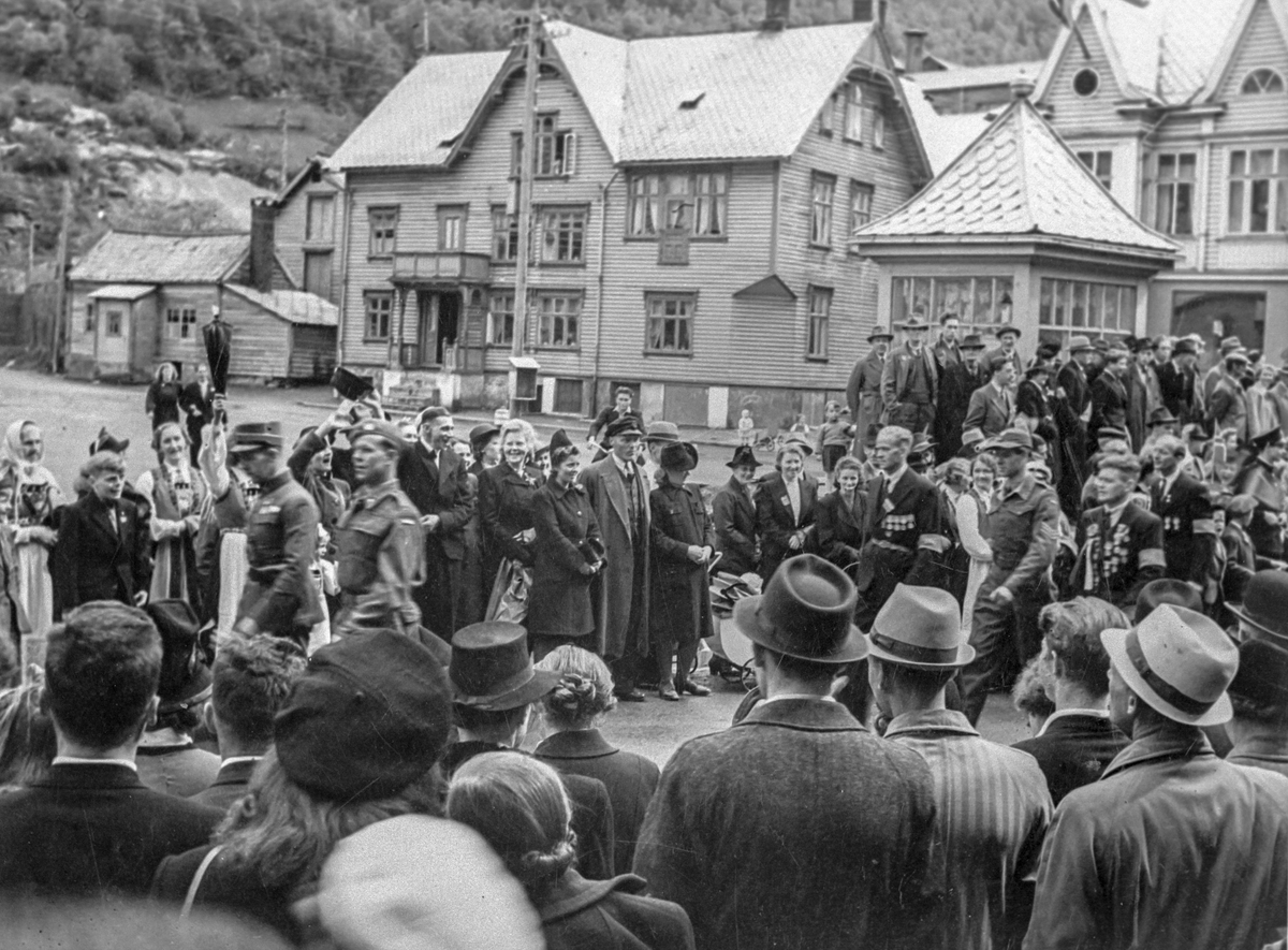 Heimefronten marsjerer i Odda 17. mai 1945.