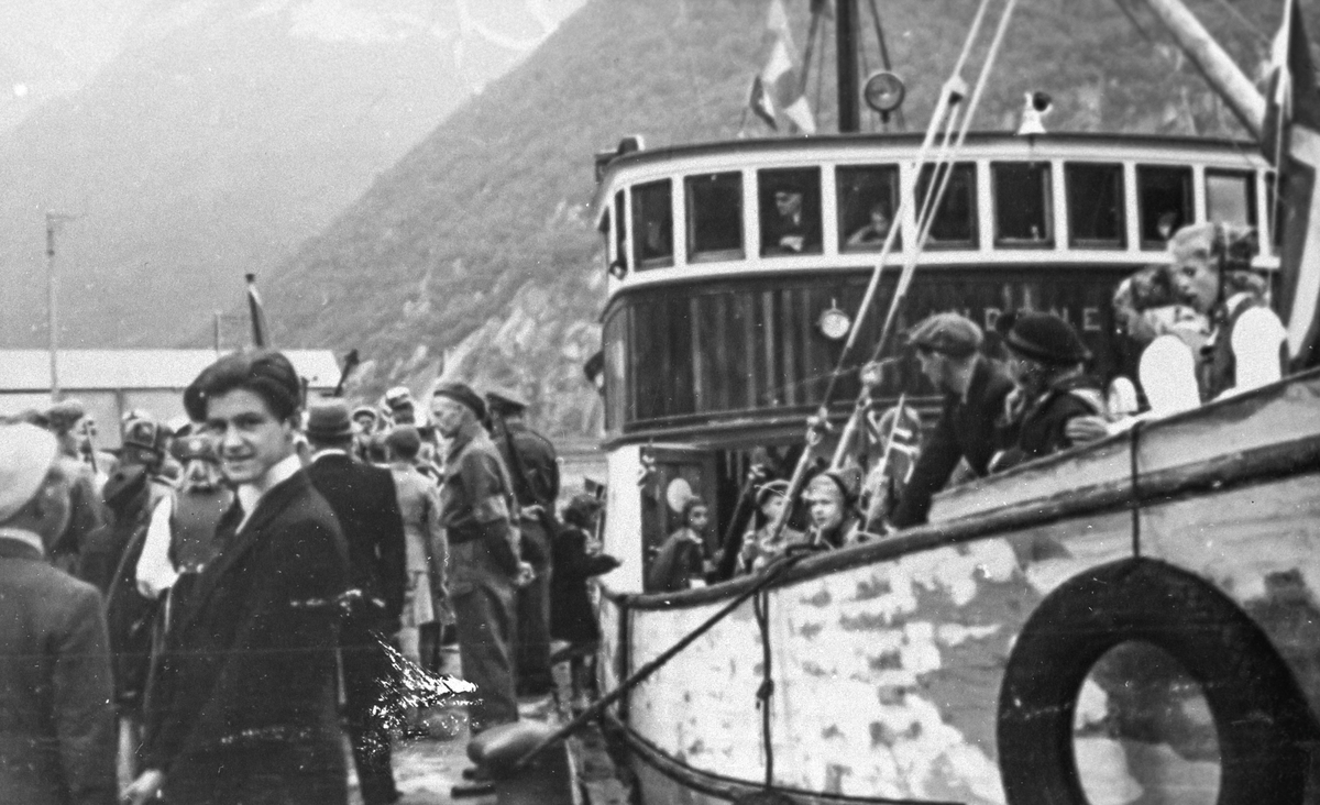 Båten "Lindenes" til kai i Tyssedal 17. mai 1945