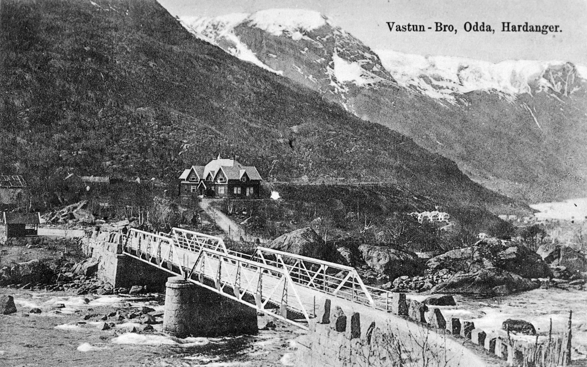 Postkort; Vasstun bru, over Opo/Eidesfossen. Villa Blåsenborg.