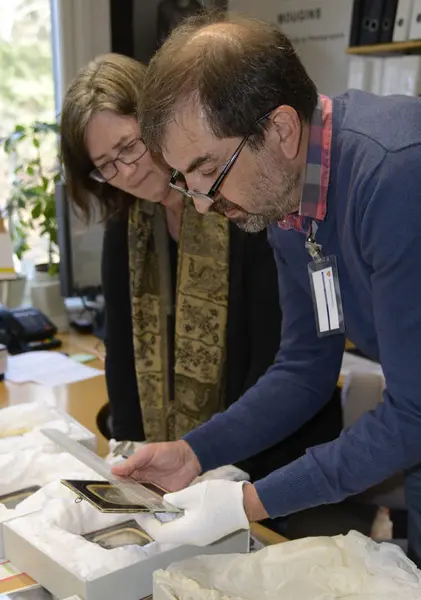 Fotokonservator Wlodek Witek demonstrerer arbeidet for leder av billedarkivet, Kari Grindland.