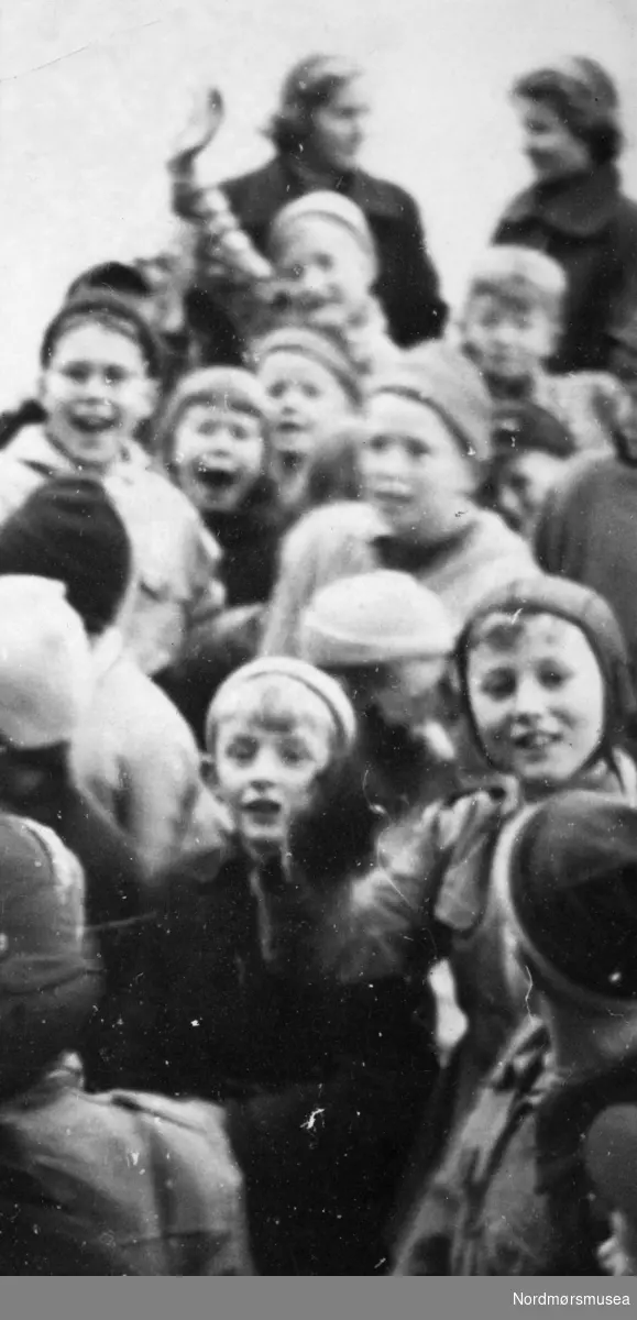 Barnekø som venter på å slippe inn til kinoforestilling i Festiviteten på Kirkelandet i Kristiansund. Bildet er trolig fotograferr 3. november 1954 - noen dager før flytting til nye lokaler. Eier av originalmaterialet er Caroline Kino i Kristiansund. Fra Nordmøre museums fotosamlinger.