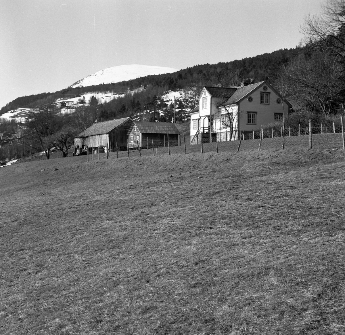 Prospektfotografier i serie av et gardsanlegg på Eikrem.