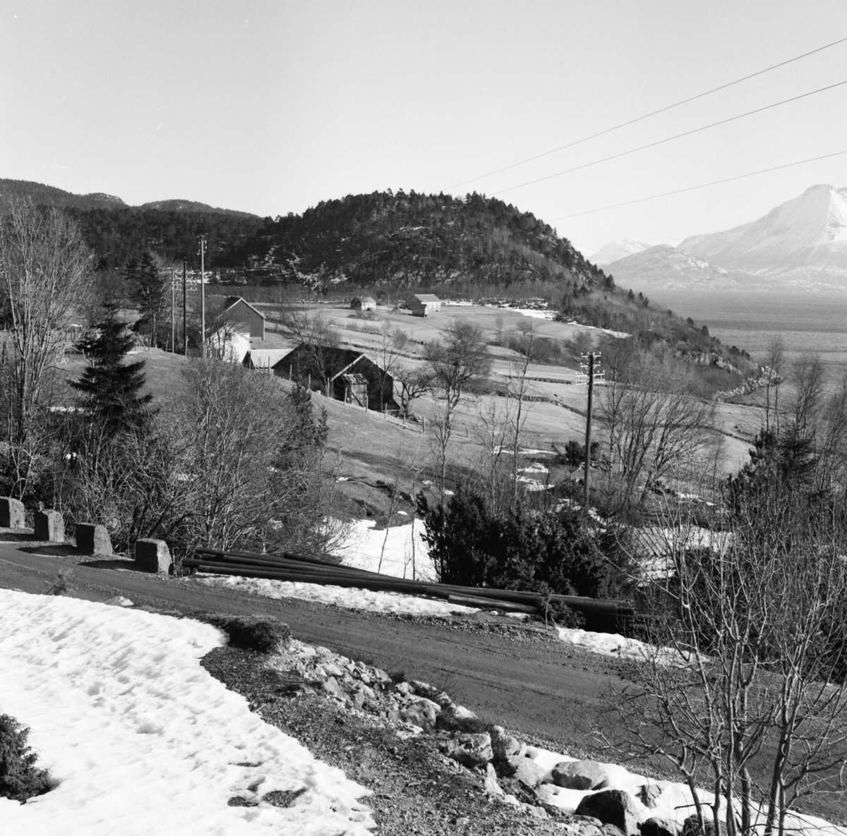 Prospektfotografier i serie av et gardsanlegg på Eikrem.