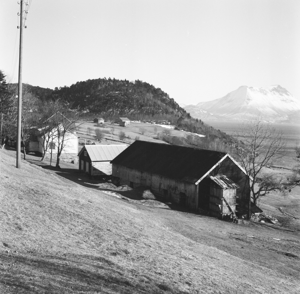 Prospektfotografier i serie av et gardsanlegg på Eikrem.