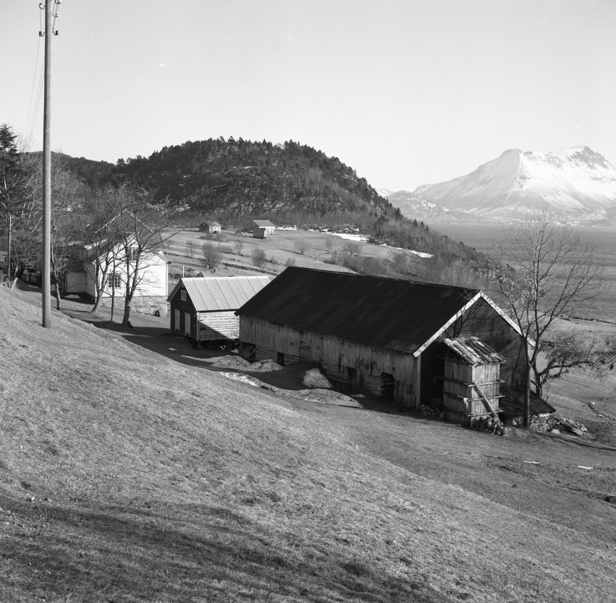 Prospektfotografier i serie av et gardsanlegg på Eikrem.