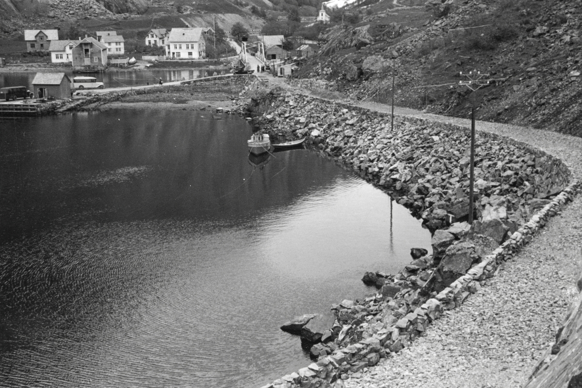 Vegutbygging i Fjæra, Åkrafjorden, på 1940-talet.