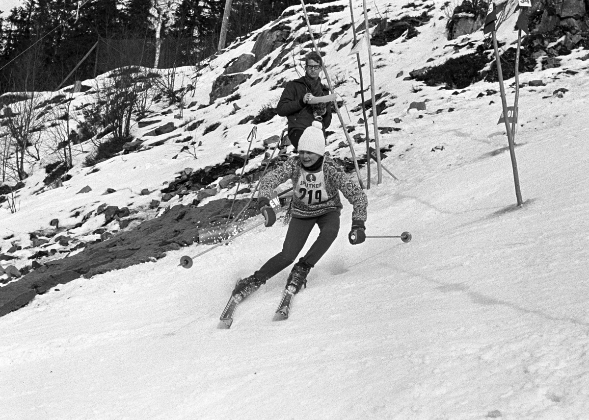 En slalåmkjører på vei ned Rødkleiva, NM slalåm junior Fotografert 8. mars 1964.