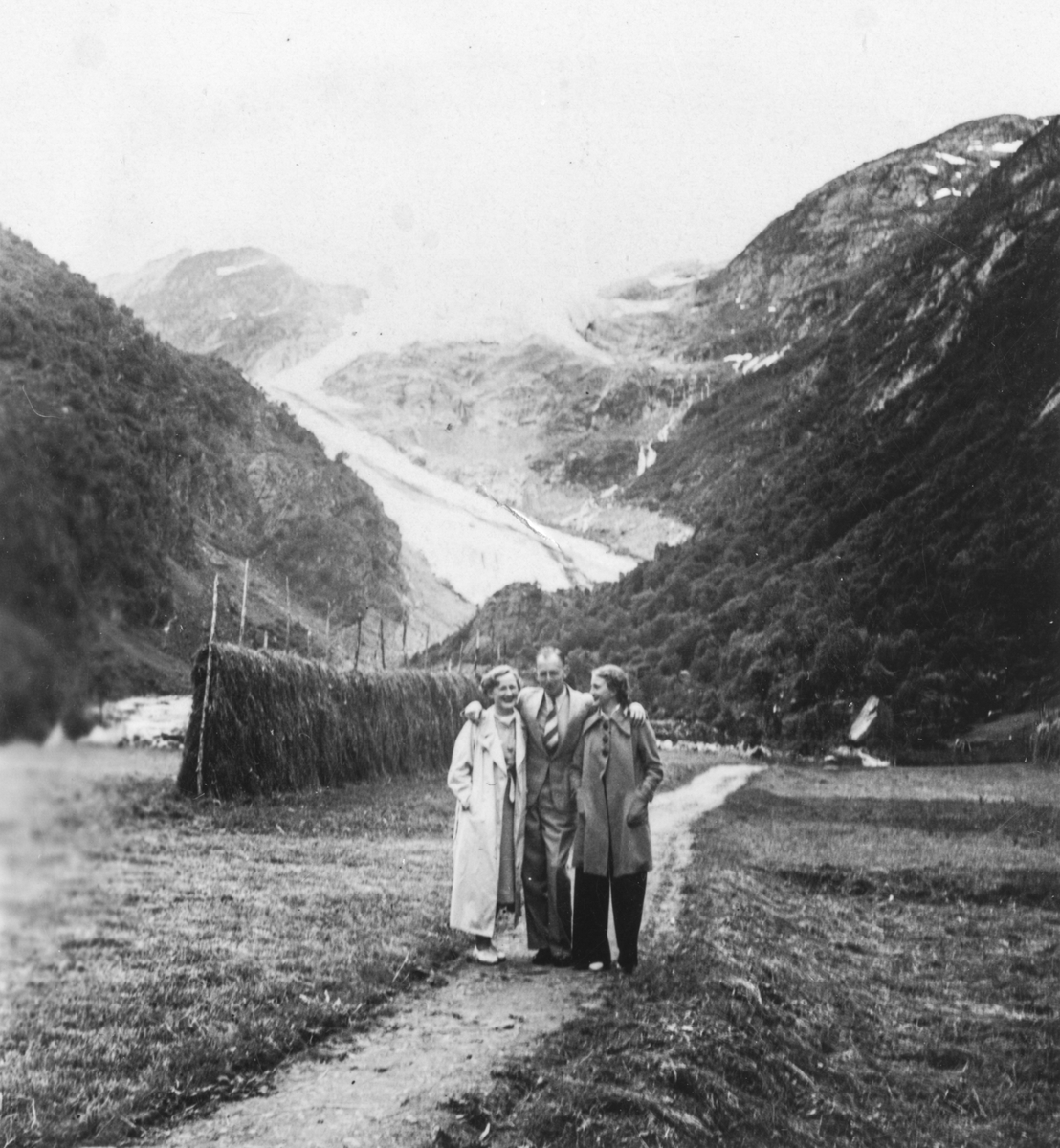 Folk på tur opp Buardalen, med utsikt til Buarbreen. 