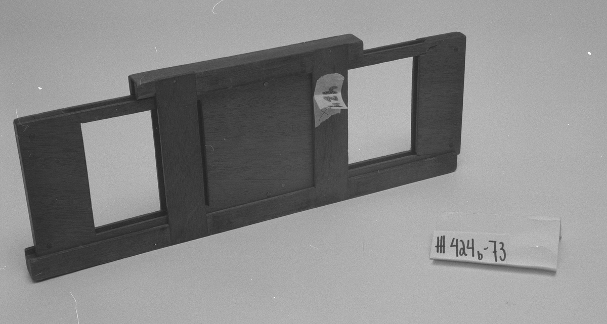 HH.1973-0424A - Lysbildeapparat
HH.1973-0424B - Trestativ for lysbilder