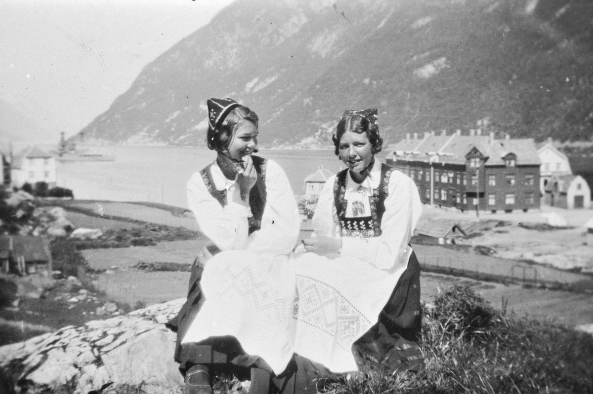 Martha og Gerd Skåltveit på Hestavoll.
