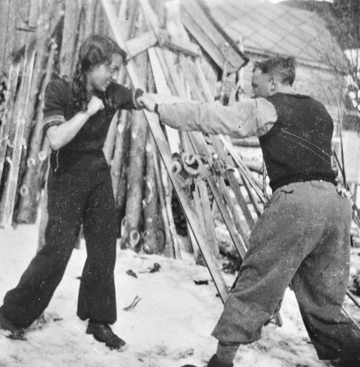 Valborg Gravdal og Bjarne Lutro leikebokser på Løyning