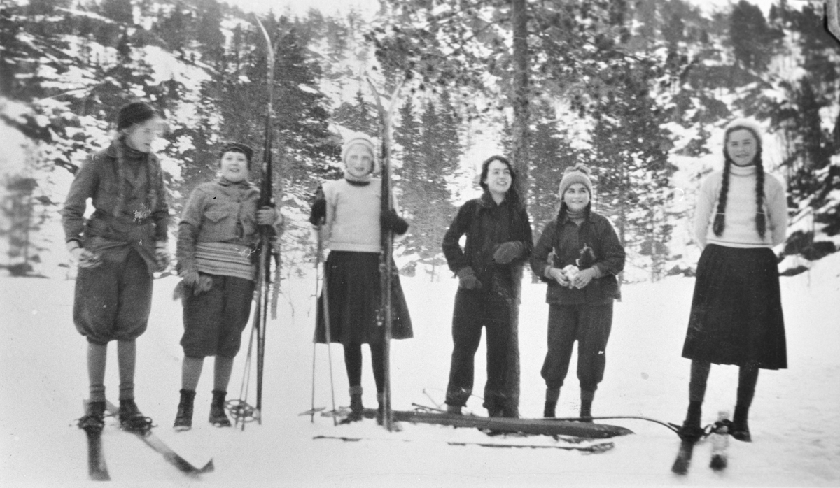 Venner på skitur til skihytta på Smørtjønnsmoen