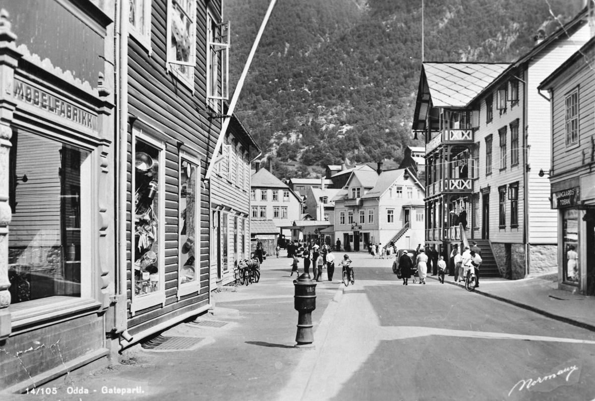 Postkort; Eitrheimsvegen, Reisæter sin forretning og Hardanger Hotel kring 1950.