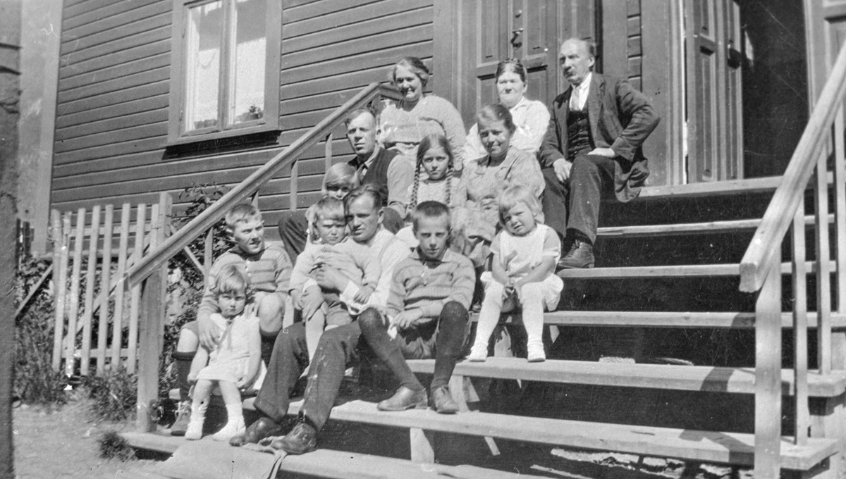 Karen og Rudolf Gulbrandsen med naboar og slekt på Bakke