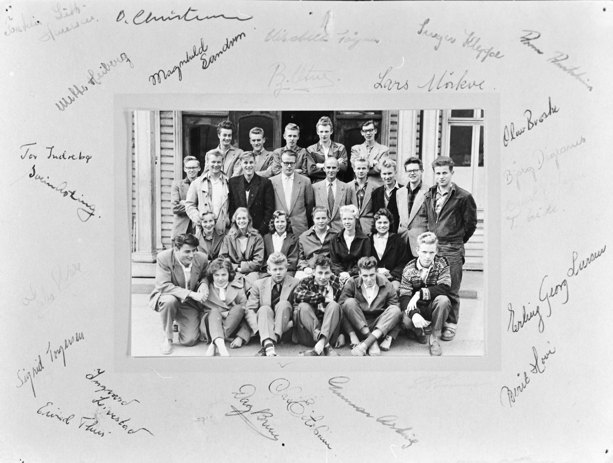 Klasse frå Odda Gymnas, fotografert foran Hotel Hardanger/rådhuset i 1958-1959.
