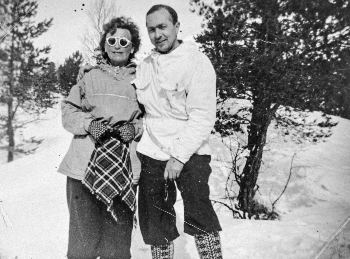 Torbjørg og Otto Christensen på skitur på Løyning