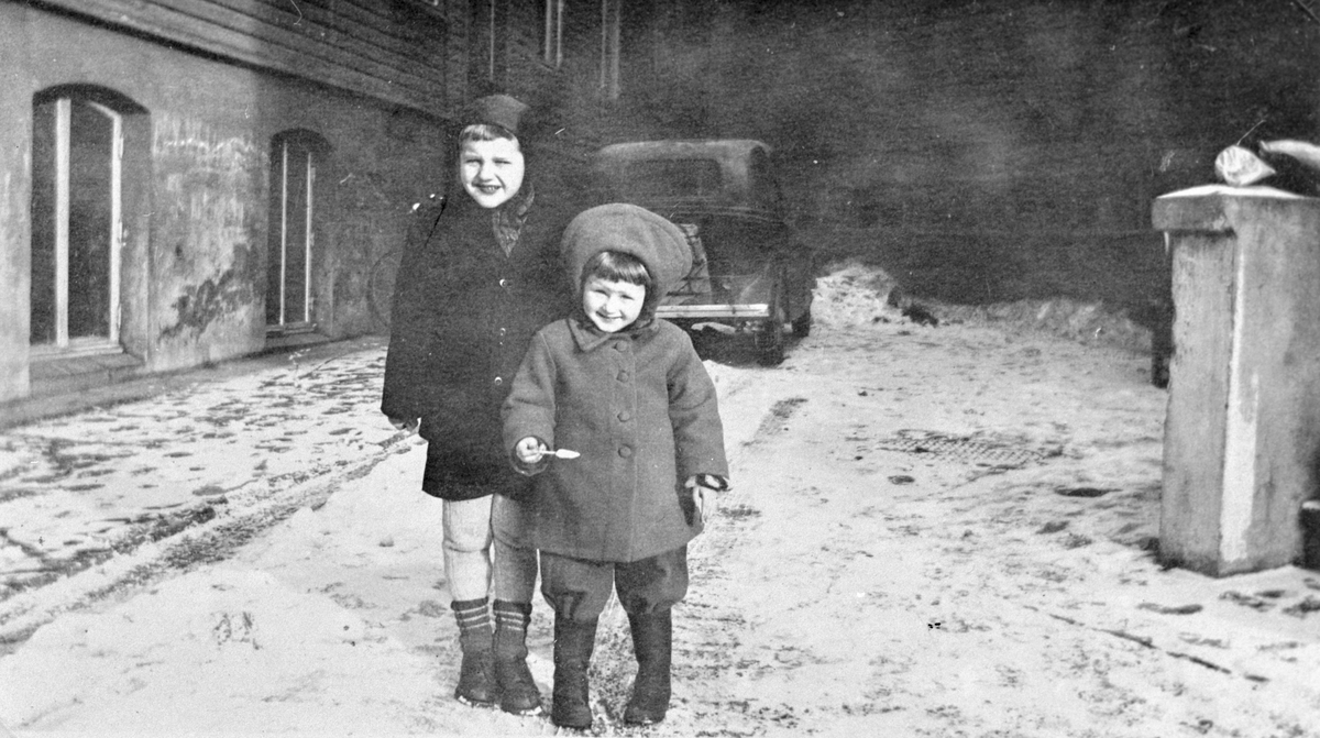 Tove og Øyvind Lervik i snøen i Tyssedal