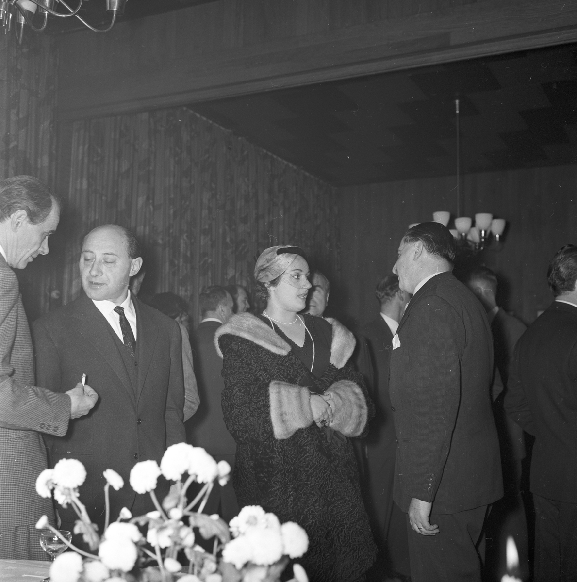 Kvinne og flere menn står sammen, operasangere. Italiensk opera i Oslo. Fotografert 1958.