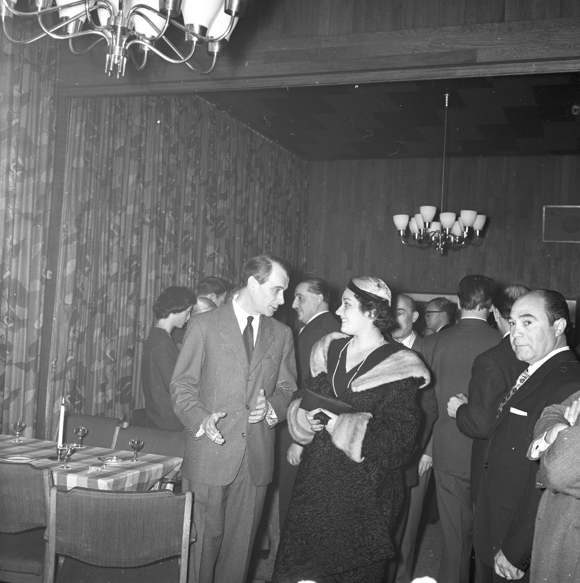 Kvinne og flere menn står sammen, operasangere. Italiensk opera i Oslo. Fotografert 1958.