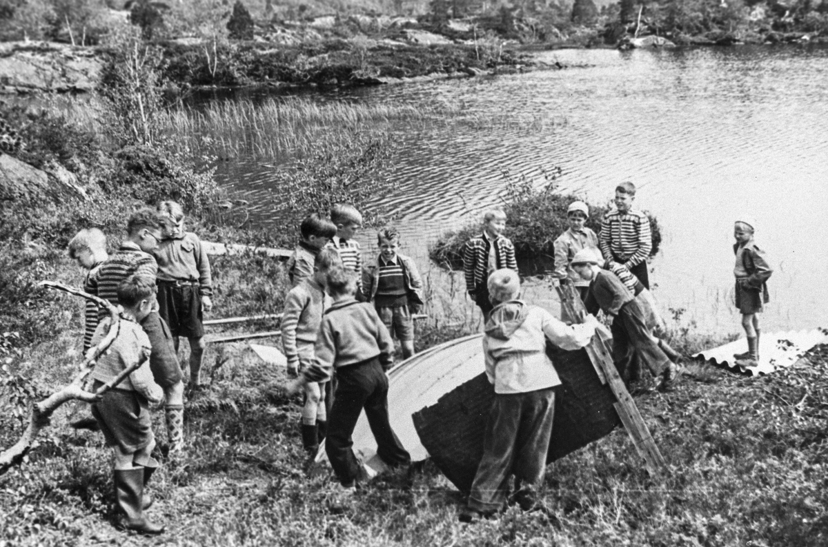 Skuleklasse på utflukt til Løyning.