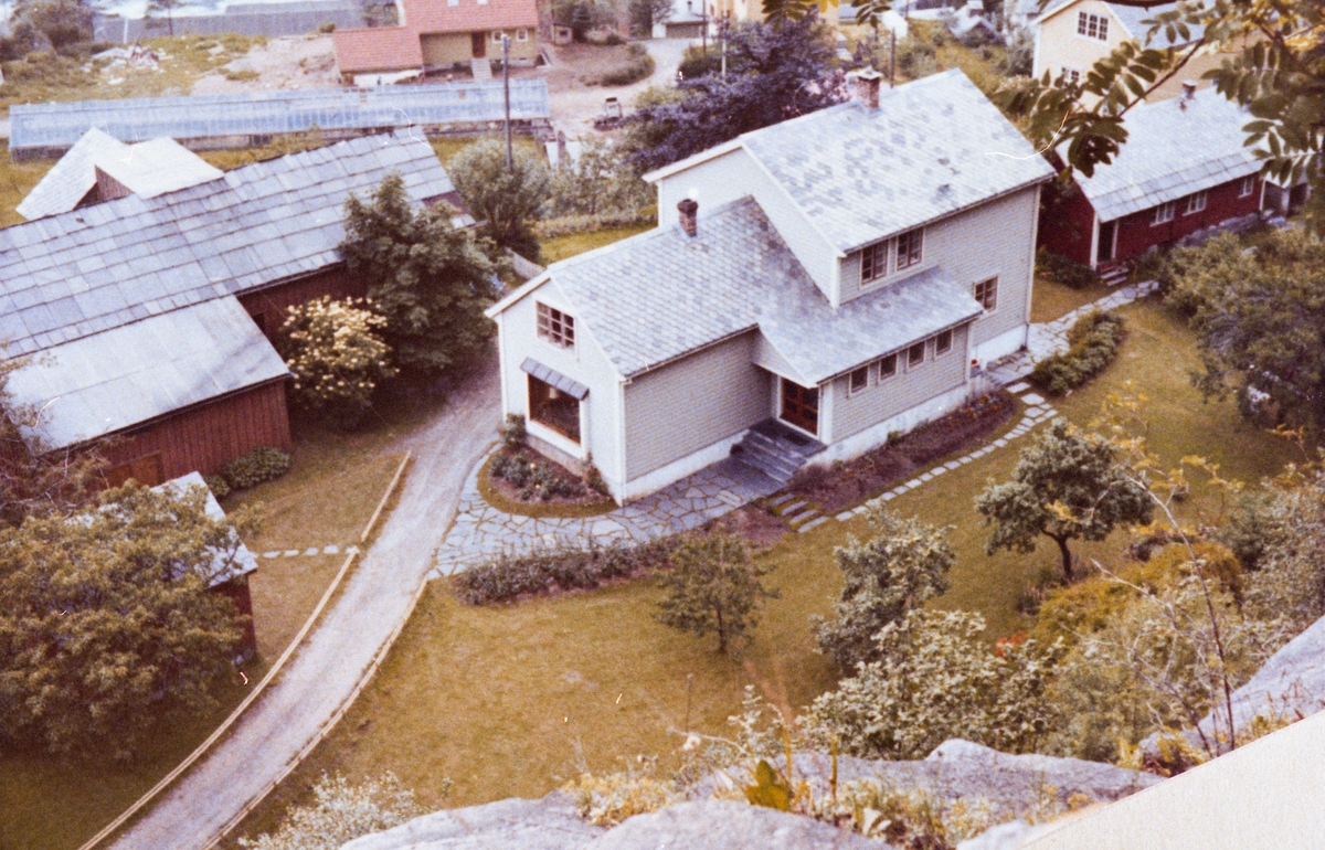 Gardshus og gamlastovo på Hjøllotunet.