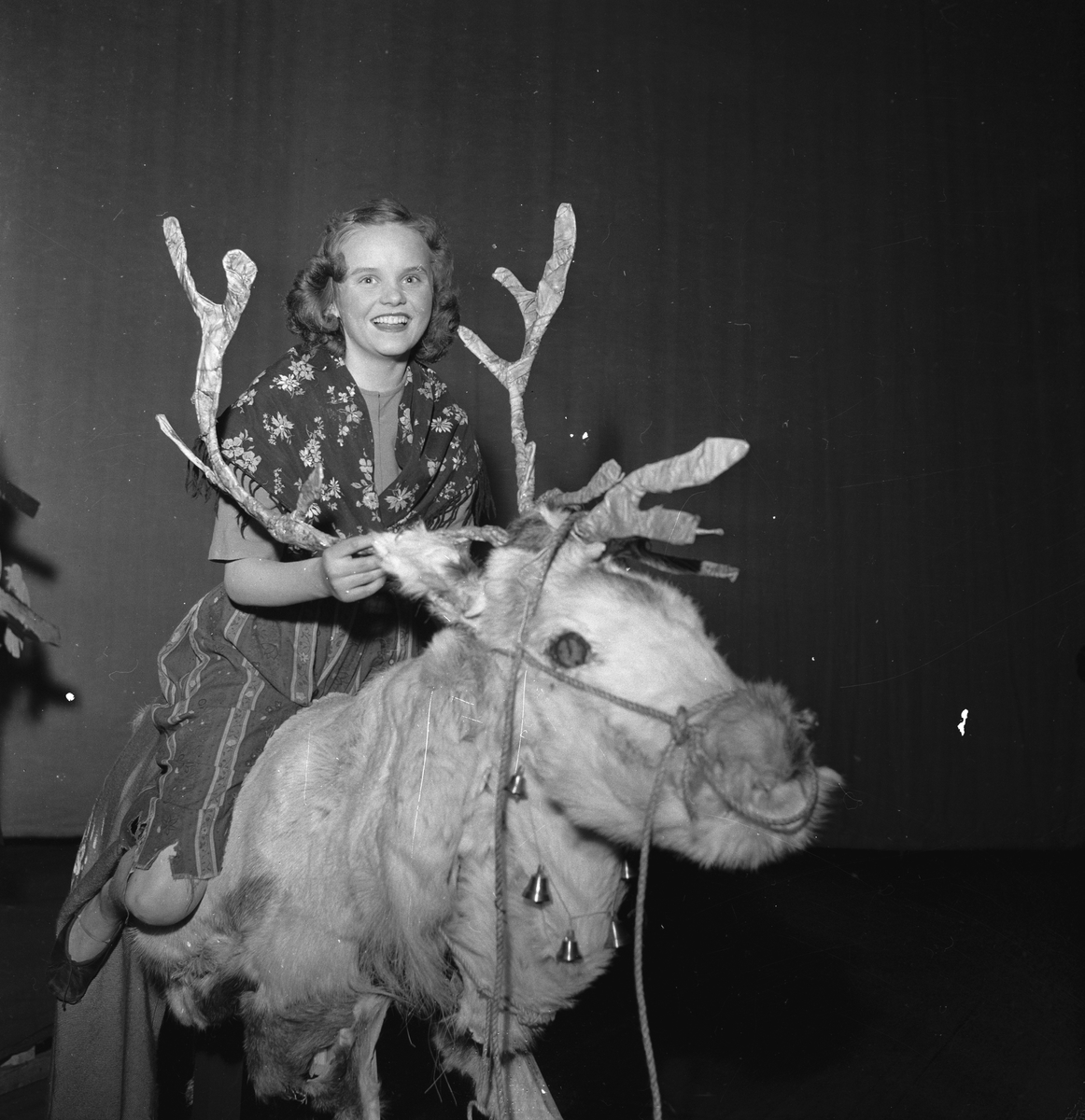 Fra teaterforstillingen "Stålstuten" på Det Norske Teater, En dame sitter på et reinsdyr. Fotografert 6. mars 1955.